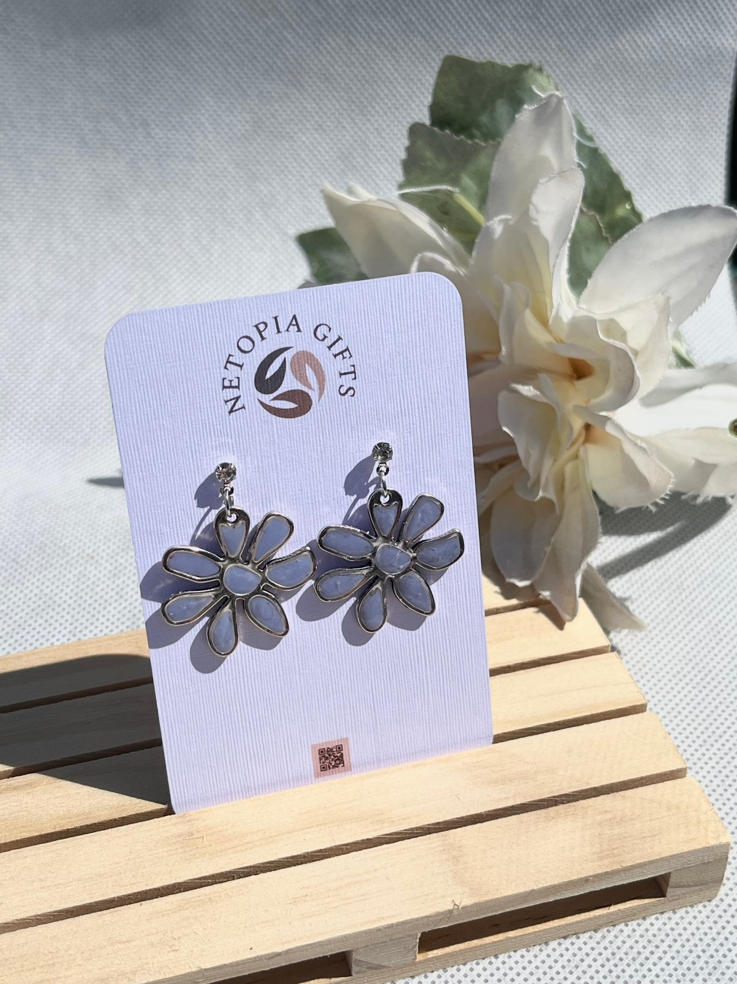 Flower dangle earrings